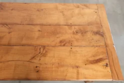 Table à manger française du XVIIIe siècle avec un plateau en bois de fruitier et une base en chêne.