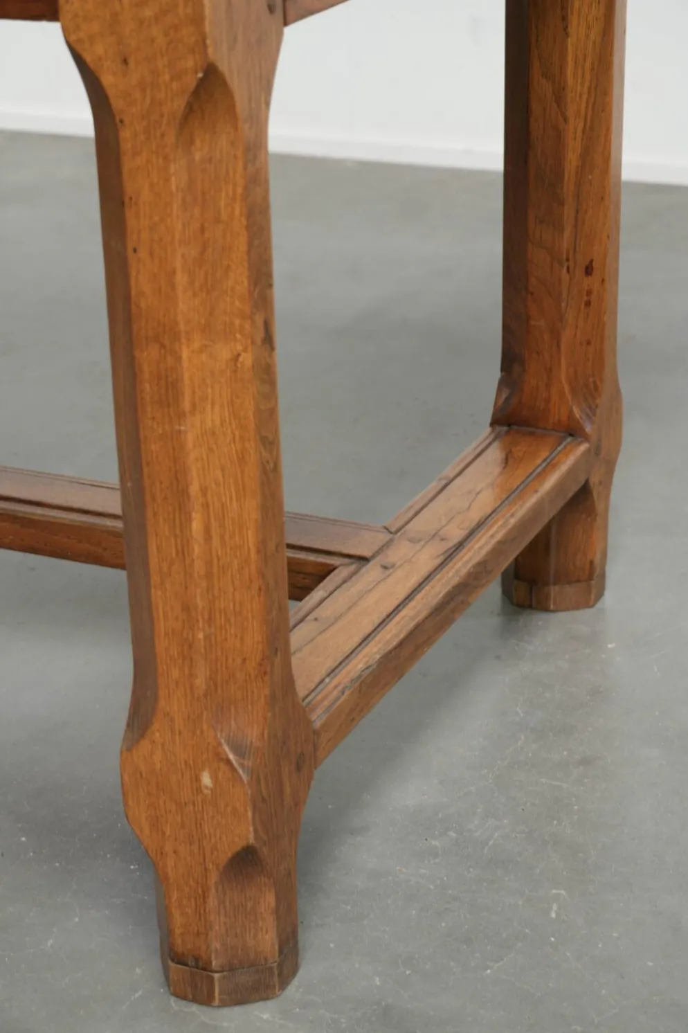 Table à manger française du XVIIIe siècle avec un plateau en bois de fruitier et une base en chêne.