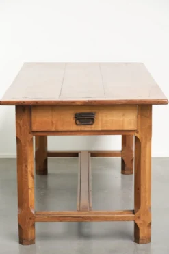 Table à manger française du XVIIIe siècle avec un plateau en bois de fruitier et une base en chêne.