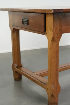 Table à manger française du XVIIIe siècle avec un plateau en bois de fruitier et une base en chêne.