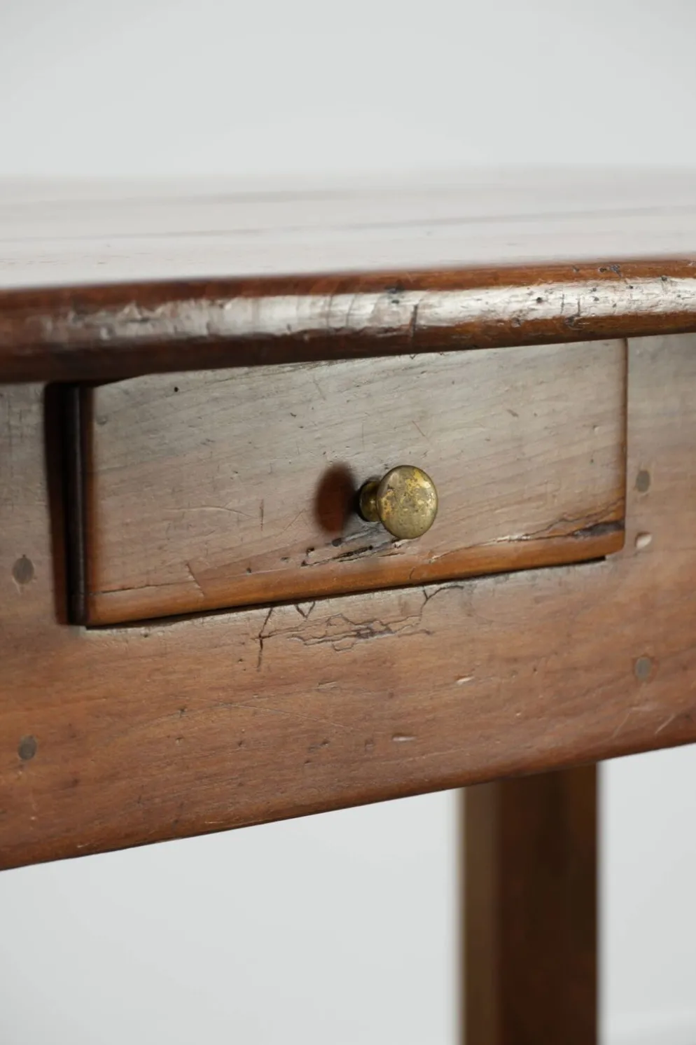 Table à manger française du XVIIIe siècle avec un plateau en bois de fruitier et une base en chêne.