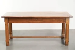 Table à manger française du XVIIIe siècle avec un plateau en bois de fruitier et une base en chêne.