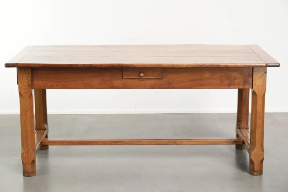 Table à manger française du XVIIIe siècle avec un plateau en bois de fruitier et une base en chêne.