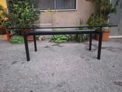 Table à manger LC6 en noir italien par Le Corbusier, années 1980.
