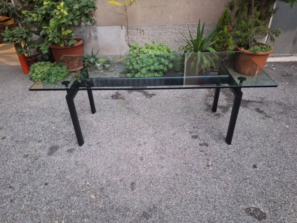 Table à manger LC6 en noir italien par Le Corbusier, années 1980.