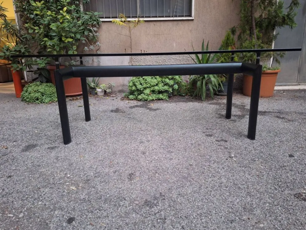 Table à manger LC6 en noir italien par Le Corbusier, années 1980.