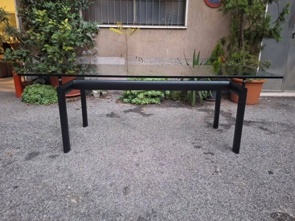 Table à manger LC6 en noir italien par Le Corbusier, années 1980.