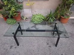 Table à manger LC6 en noir italien par Le Corbusier, années 1980.