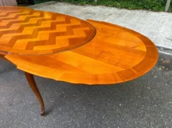 Table à manger Louis XV extensible ovale en bois massif marqueterie 270cm