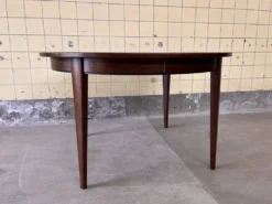 Table à manger modèle 55 par Omann Jun