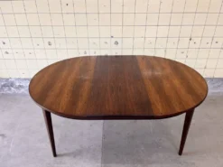 Table à manger modèle 55 par Omann Jun