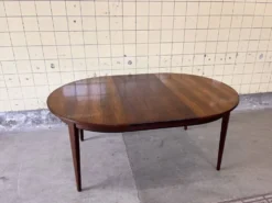 Table à manger modèle 55 par Omann Jun