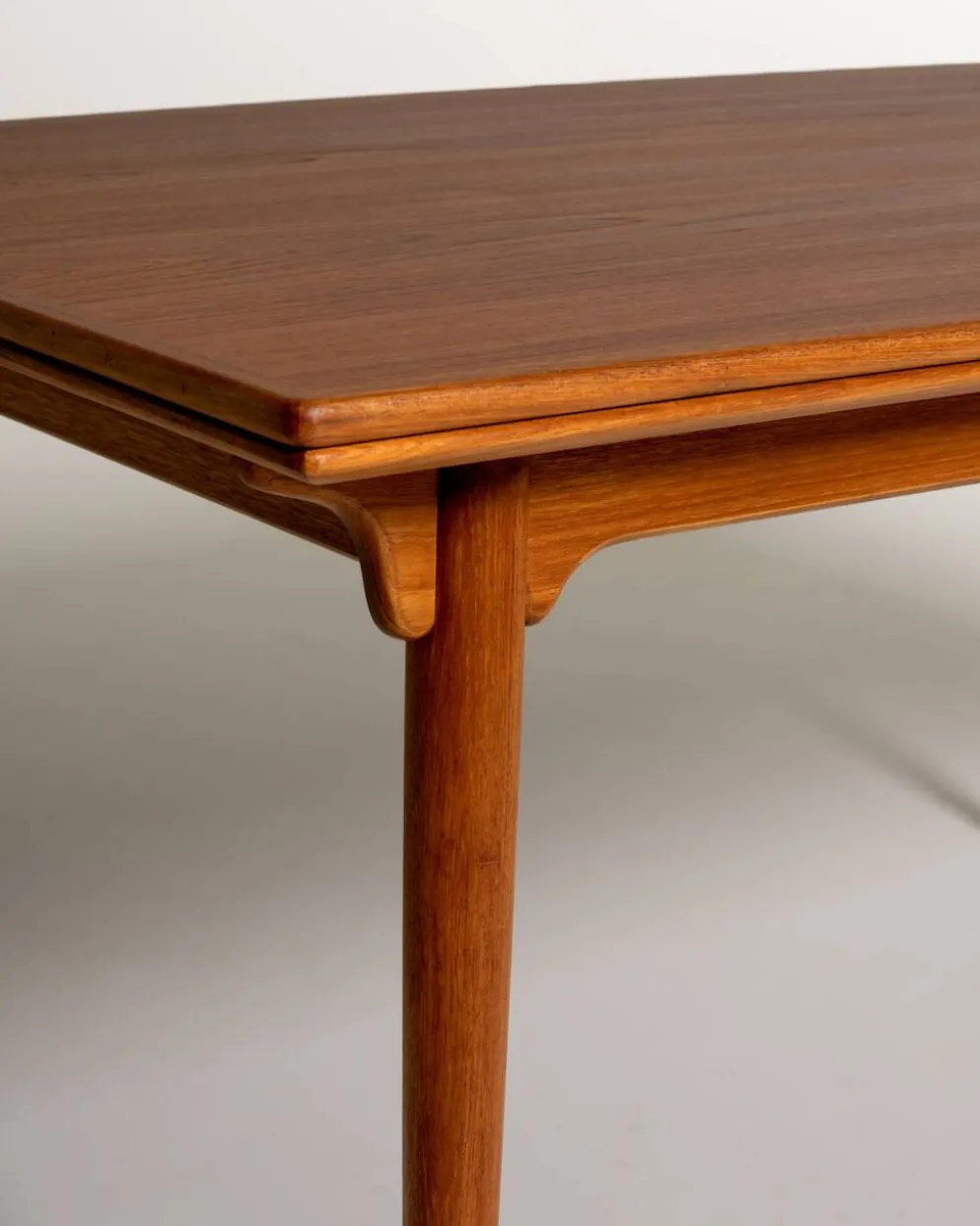 Table à manger "Modèle 54" produite par Omann Jun., années 1960.