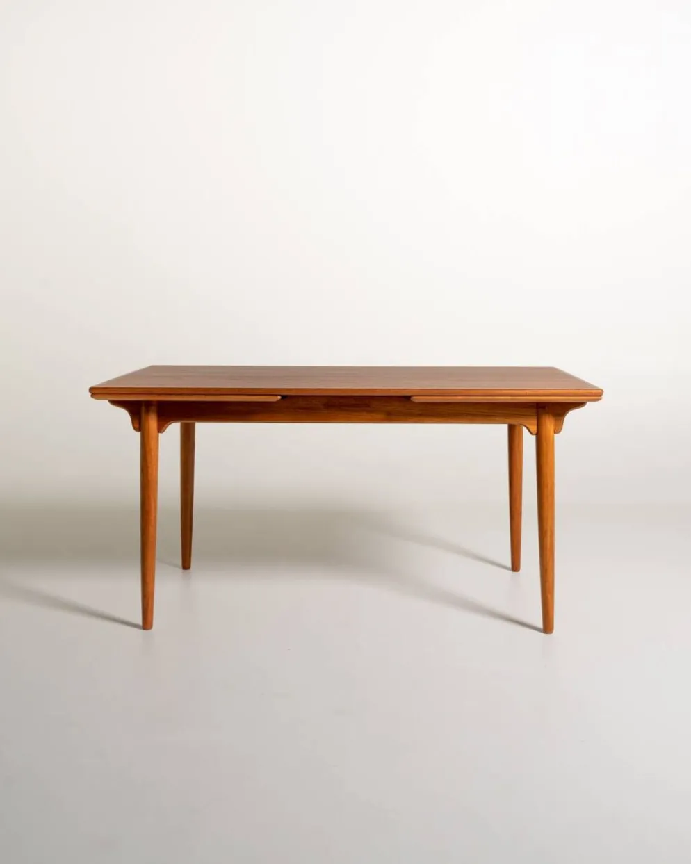Table à manger "Modèle 54" produite par Omann Jun., années 1960.