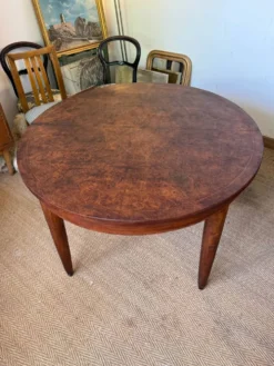 Table à manger ovale extensible en bois et placage en loupe de noyer