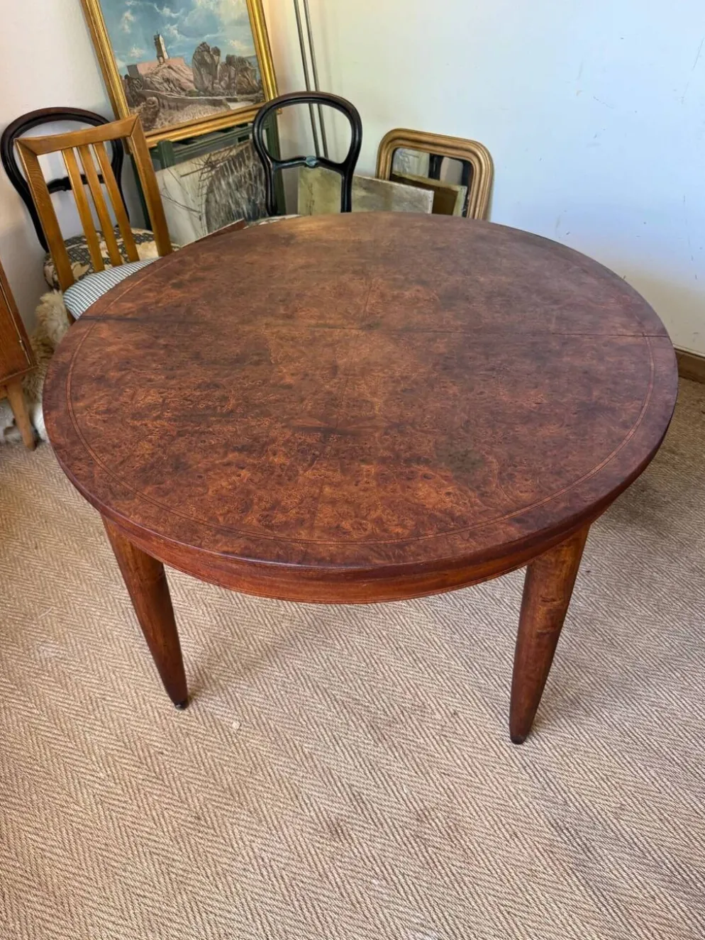 Table à manger ovale extensible en bois et placage en loupe de noyer