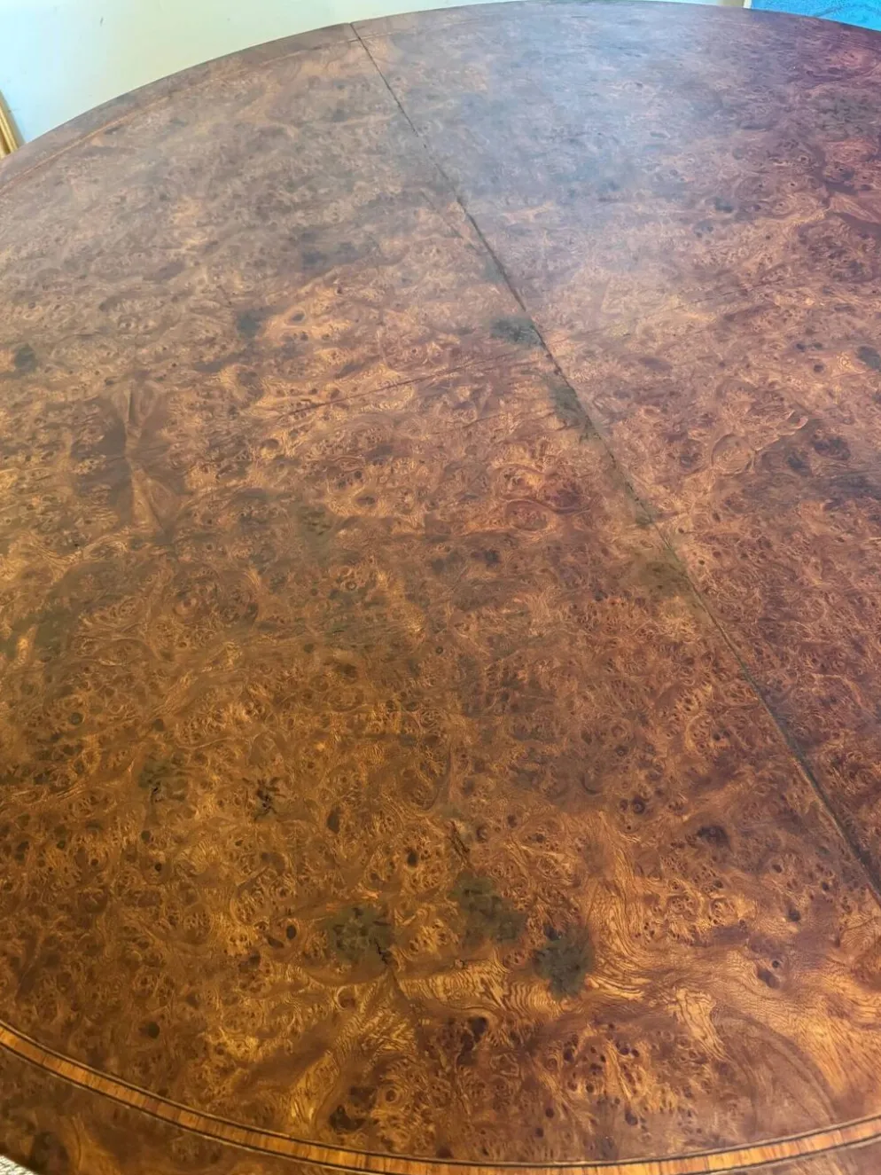 Table à manger ovale extensible en bois et placage en loupe de noyer