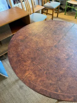 Table à manger ovale extensible en bois et placage en loupe de noyer