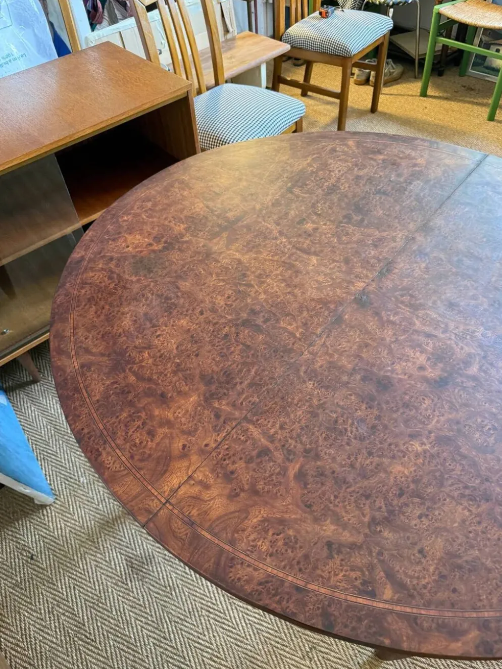 Table à manger ovale extensible en bois et placage en loupe de noyer