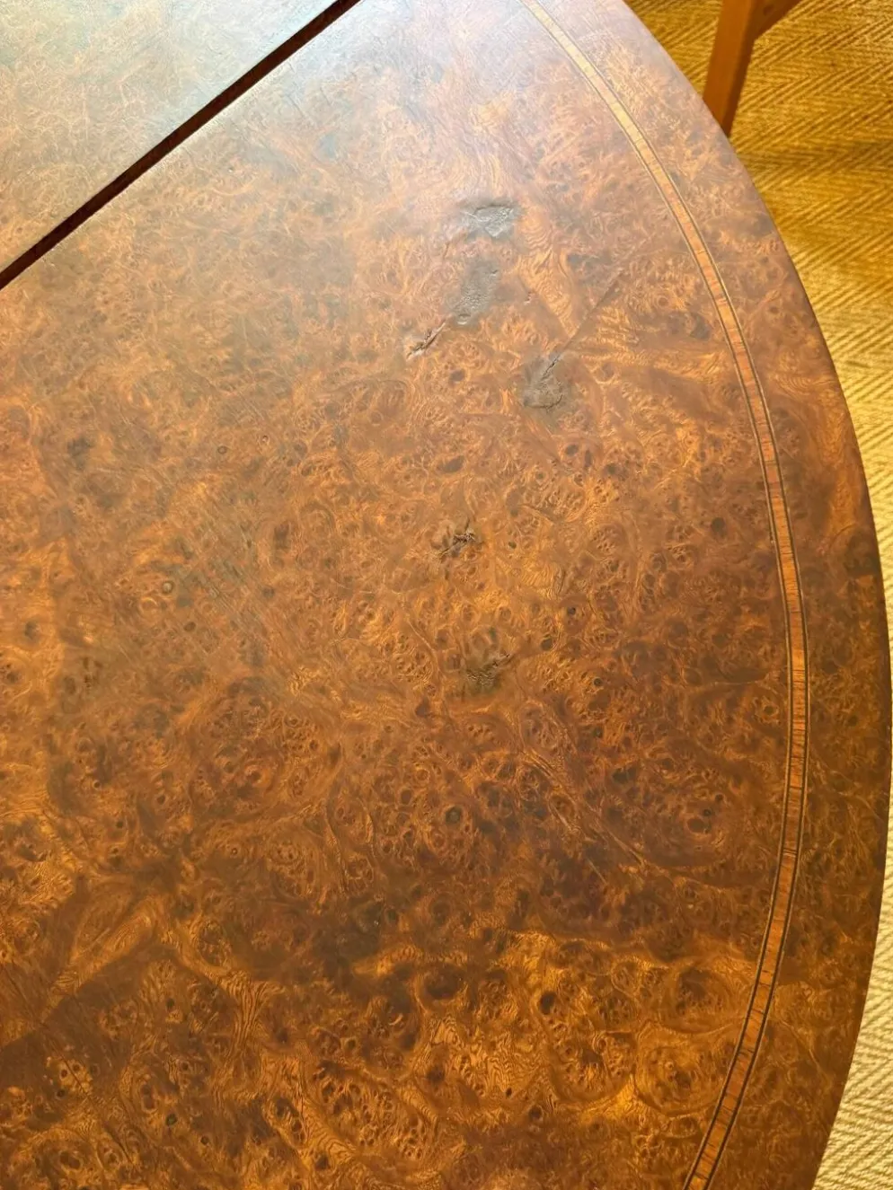 Table à manger ovale extensible en bois et placage en loupe de noyer