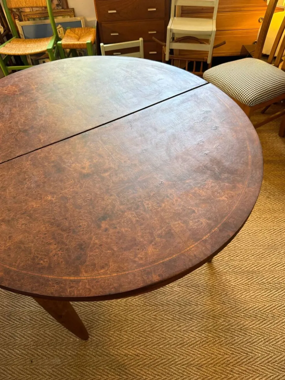 Table à manger ovale extensible en bois et placage en loupe de noyer