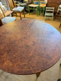 Table à manger ovale extensible en bois et placage en loupe de noyer