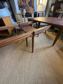 Table à manger ovale extensible en bois et placage en loupe de noyer