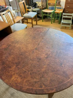 Table à manger ovale extensible en bois et placage en loupe de noyer