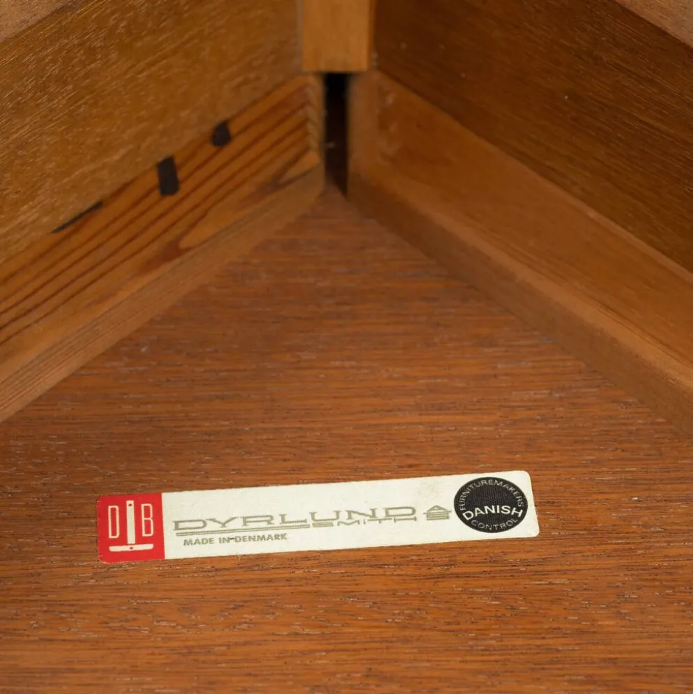 Table à manger ovale extensible en teck de la marque danoise Dyrlund, années 1970.
