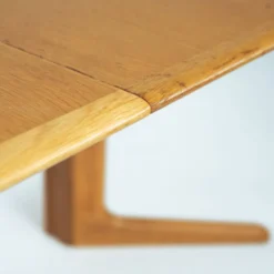 Table à manger ovale extensible en teck de la marque danoise Dyrlund, années 1970.