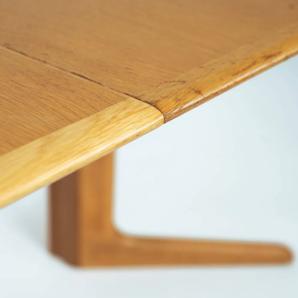 Table à manger ovale extensible en teck de la marque danoise Dyrlund, années 1970.