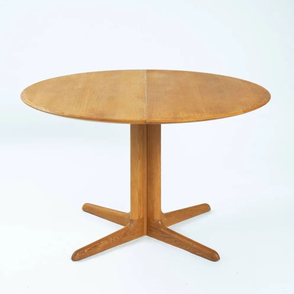 Table à manger ovale extensible en teck de la marque danoise Dyrlund, années 1970.