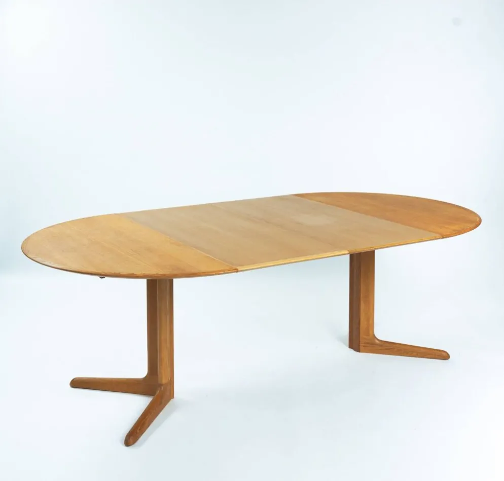 Table à manger ovale extensible en teck de la marque danoise Dyrlund, années 1970.