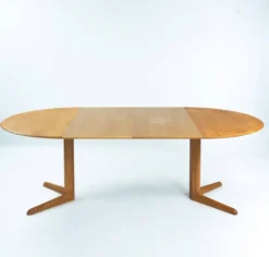 Table à manger ovale extensible en teck de la marque danoise Dyrlund, années 1970.