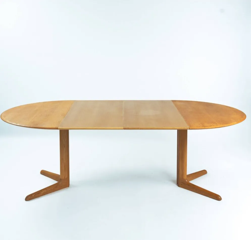 Table à manger ovale extensible en teck de la marque danoise Dyrlund, années 1970.