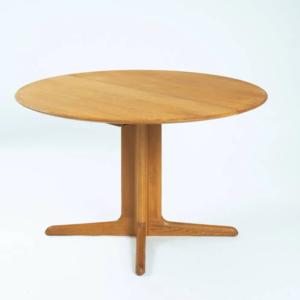 Table à manger ovale extensible en teck de la marque danoise Dyrlund, années 1970.