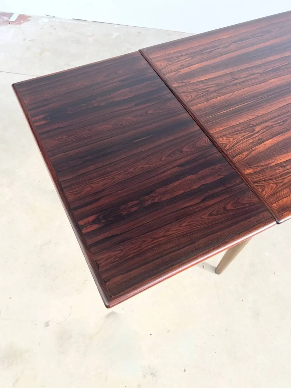 Table à manger palissandre à rallonges intégrées — Danemark, années 60