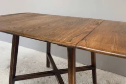 Table à manger à rabat Ercol Old Colonial 377 en bois d'orme, étiquette bleue, années 1950.