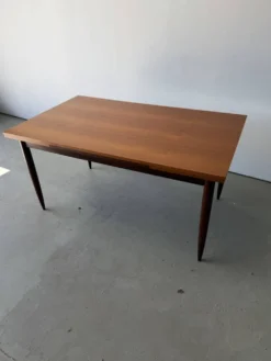 Table à manger rectangulaire à rallonges design scandinave en teck