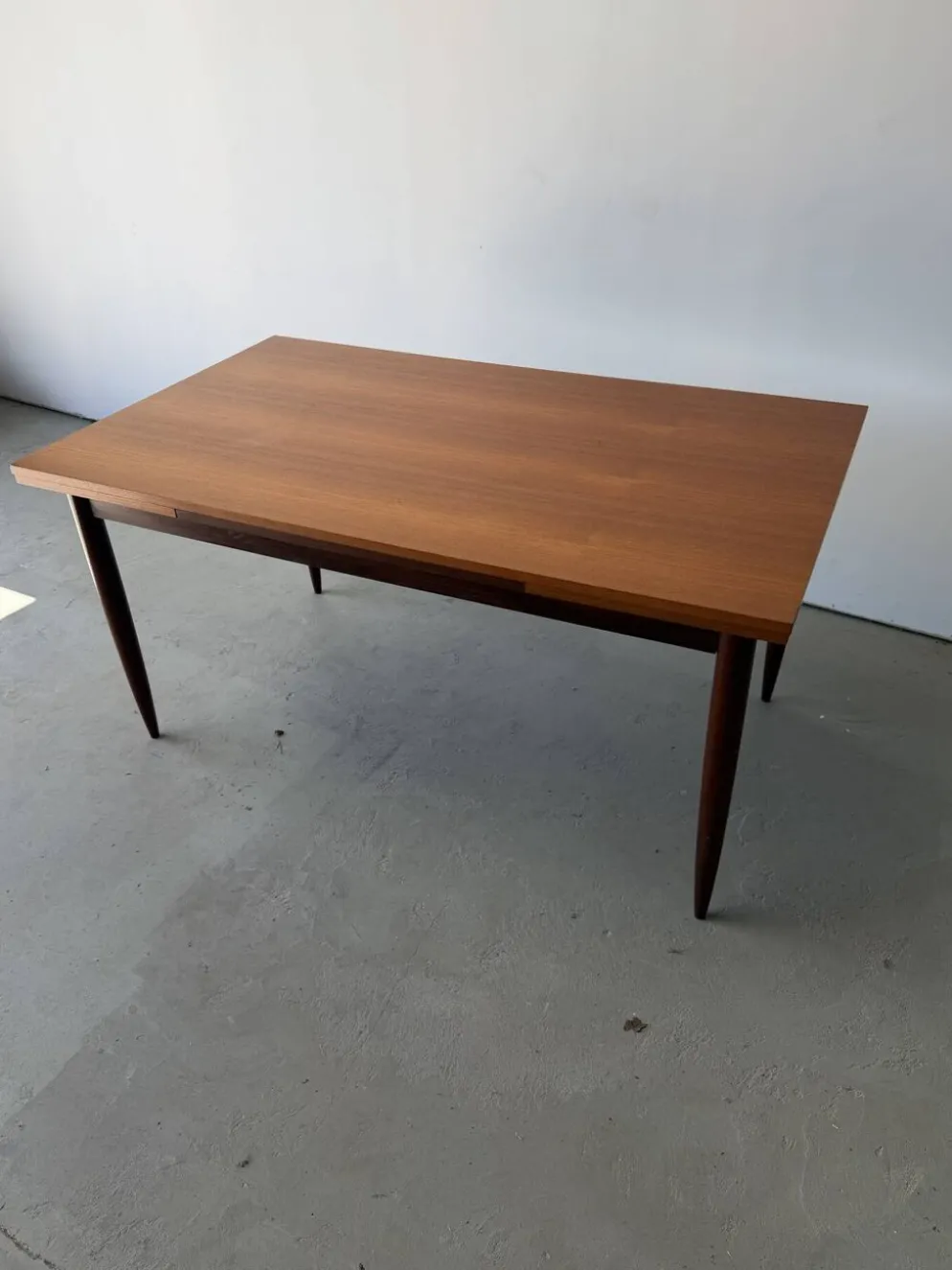 Table à manger rectangulaire à rallonges design scandinave en teck