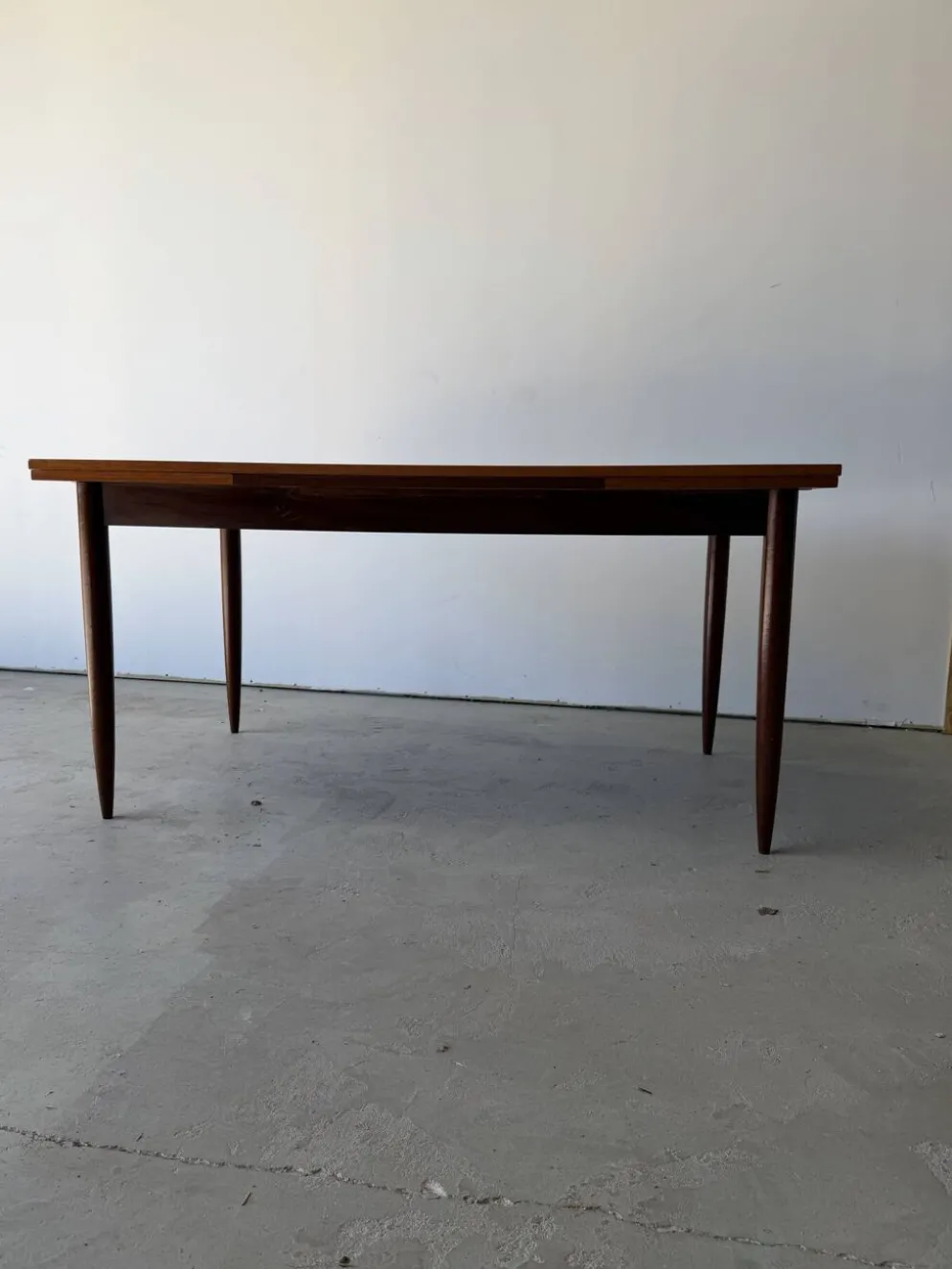 Table à manger rectangulaire à rallonges design scandinave en teck