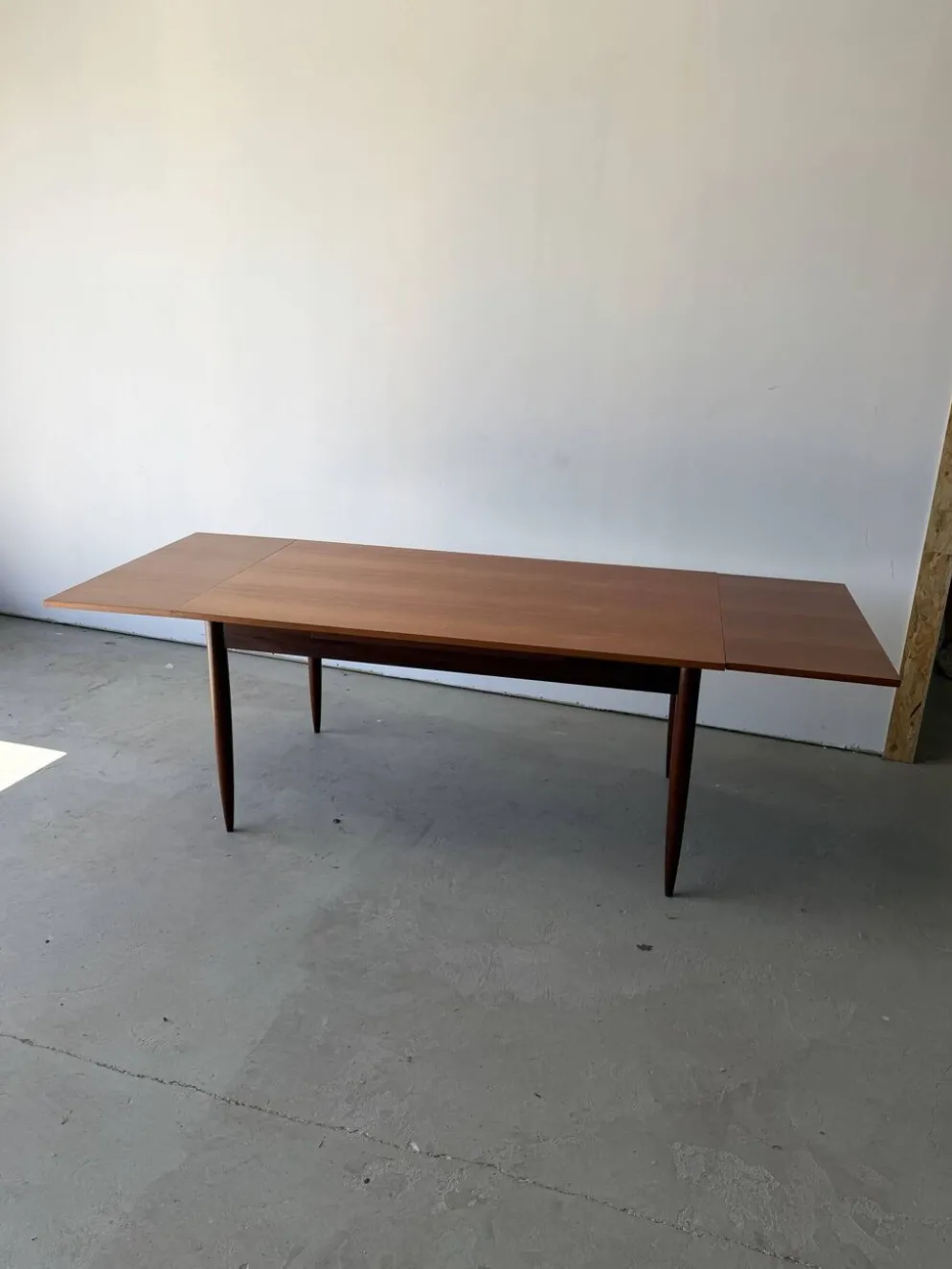 Table à manger rectangulaire à rallonges design scandinave en teck