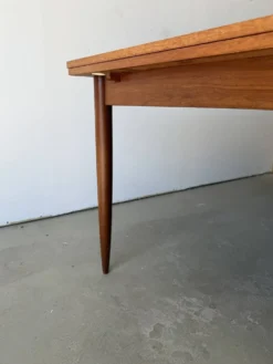 Table à manger rectangulaire à rallonges design scandinave en teck