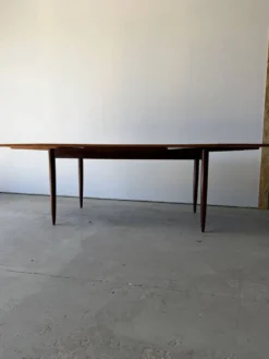 Table à manger rectangulaire à rallonges design scandinave en teck