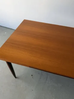 Table à manger rectangulaire à rallonges design scandinave en teck