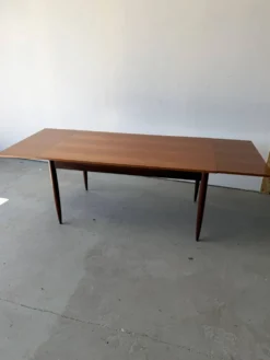 Table à manger rectangulaire à rallonges design scandinave en teck