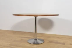 Table à manger ronde en noyer du milieu du siècle, Danemark, années 1970