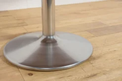 Table à manger ronde en noyer du milieu du siècle, Danemark, années 1970