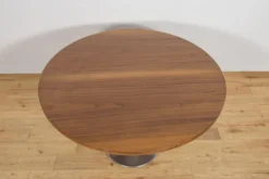 Table à manger ronde en noyer du milieu du siècle, Danemark, années 1970