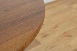 Table à manger ronde en noyer du milieu du siècle, Danemark, années 1970